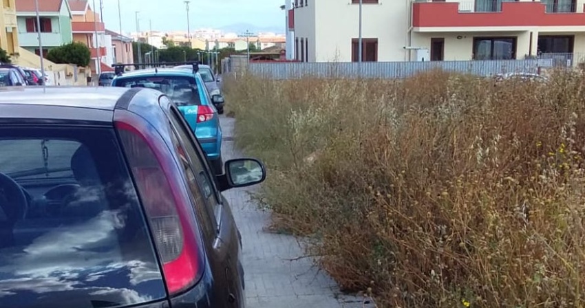 Auto parcheggiate in via dell’Asfodelo: rinviati i lavori di sfalcio dell'erba